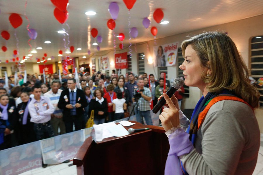 Atingida em plena campanha eleitoral do ano passado com a acusação de que teria recebido recursos do doleiro Alberto Youssef, quando se elegeu senadora, em 2010, a ex-ministra Gleisi Hoffmann, do PT, recebe uma reparação tardia; em depoimento prestado na Lava Jato, o delator premiado Rafael Ângulo, que seria o entregador de recursos de Youssef, afirmou não ter conhecimento sobre qualquer fato relacionado à senadora Gleisi; segundo Youssef, Ângulo teria sido o portador do dinheiro; choque entre versões de delatores têm sido comuns na Lava Jato; ex-ministro Antonio Palocci também foi citado por Paulo Roberto Costa, que depois acabou desmentido por Youssef