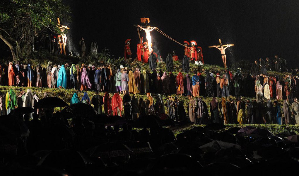 Cerca de 70 mil pessoas estiveram no Morro da Capelinha para assistir à encenação da via-sacra; mesmo sob chuva, os fiéis acompanharam as 15 estações que remontam à morte e à ressurreição de Jesus Cristo; no percurso de 1,4 quilômetro, foi possível ver muitas demonstrações de fé e pessoas bastante emocionadas; não houve registro de ocorrências policiais no evento, segundo o tenente-coronel David Anderson de Moura, comandante do 14º Batalhão da Polícia Militar (Planaltina); o Corpo de Bombeiros, por sua vez, atendeu 12 pessoas, mas nenhuma com gravidade