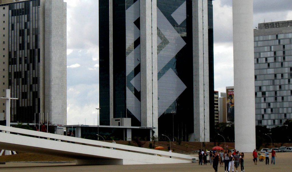 O Banco do Brasil viu seu lucro recorrente do primeiro trimestre subir 24,2 por cento no comparativo anual, apoiado em maiores receitas com juros e tesouraria, mesmo com despesas maiores em provisões para perdas com calotes; de janeiro a março, o lucro da maior instituição financeira do país em ativos somou 3,025 bilhões de reais excluindo efeitos não recorrentes