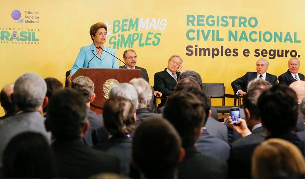 O Projeto de Lei que institui o Registro Civil Nacional é um passo histórico para que cada cidadão brasileiro ou naturalizado tenha um único número de identificação, ao qual estarão associados todos os demais documentos de identificação individual, afirmou a presidente Dilma Rousseff nesta quinta (28), ao encaminhar o documento à análise do Congresso; “O Estado tem dever ser mais eficiente, adotando todos os recursos tecnológicos disponíveis para atender bem o cidadão. O Registro Civil Nacional será instrumento fundamental para atingirmos esses objetivos”, reiterou