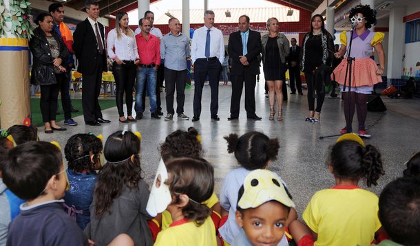 Alunos, professores e servidores da creche Buriti, em Santa Maria, receberam a visita do governador Rodrigo Rollemberg; em funcionamento desde 13 de abril, a unidade, na Quadra 312, é a décima primeira, e mais recente, inaugurada em 2015; até dezembro, Brasília deverá ganhar outros 20 centros de educação da primeira infância; "É uma alegria imensa abrir oportunidade para mais de cem crianças. Ampliar o acesso às creches será um esforço contínuo porque estamos abrindo uma nova perspectiva de futuro", disse o gestor