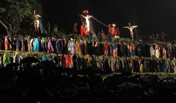 Cerca de 70 mil pessoas estiveram no Morro da Capelinha para assistir à encenação da via-sacra; mesmo sob chuva, os fiéis acompanharam as 15 estações que remontam à morte e à ressurreição de Jesus Cristo; no percurso de 1,4 quilômetro, foi possível ver muitas demonstrações de fé e pessoas bastante emocionadas; não houve registro de ocorrências policiais no evento, segundo o tenente-coronel David Anderson de Moura, comandante do 14º Batalhão da Polícia Militar (Planaltina); o Corpo de Bombeiros, por sua vez, atendeu 12 pessoas, mas nenhuma com gravidade