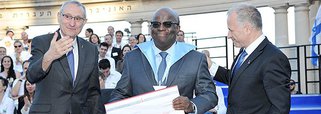 Citado como um possível candidato à Presidência, ex-presidente do Supremo Tribunal Federal Joaquim Barbosa disse: "Nada em vida pública me encanta mais"; em Israel para receber o título de doutor honoris Causa da Universidade Hebraica de Jerusalém, ele disse que "política no Brasil se tornou uma coisa desagradável"