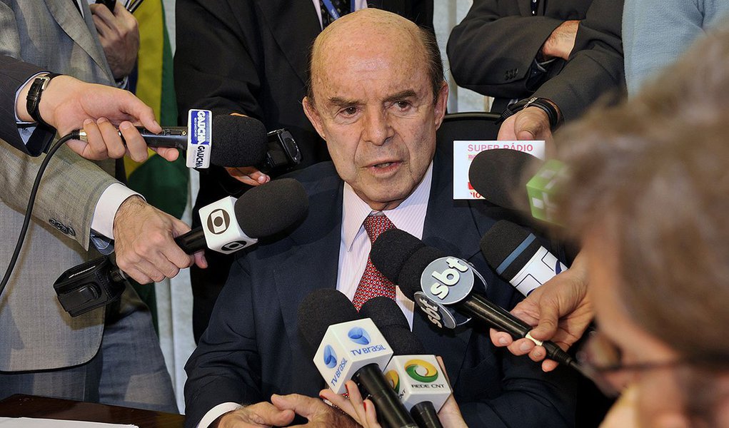 Senador pelo PP, um dos partidos beneficiados pelo esquema investigado na Lava Jato, Francisco Dornelles (RJ) manifesta preocupação sobre o efeito que a investigação pode ter sobre as empresas envolvidas e, consequentemente, sobre os investimentos e o emprego no País; parlamentar, que se despede do Senado depois de 28 anos para assumir como vice-governador do Rio, defende que "temos que separar as empresas das pessoas"