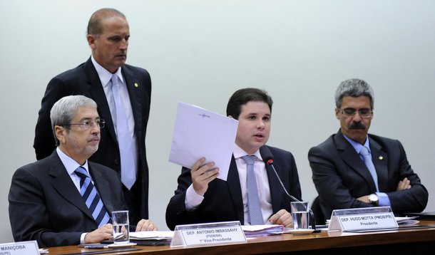 Deputados viajaram à Inglaterra para ouvir nesta terça-feira 19 o depoimento do executivo Jonathan Taylor, da empresa holandesa SBM Offshore, que é acusada de pagar propina em troca de contratos para a construção de sondas de perfuração para a Petrobras; em entrevista à Folha, Taylor afirmou ter entregue no ano passado, à CGU, documentos que comprovariam os pagamentos