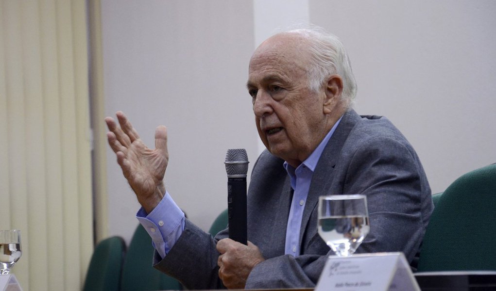 O ex-ministro da Fazenda durante o governo José Sarney, Luiz Carlos Bresser-Pereira, postou em sua página pessoal no Facebook uma dura crítica ao PSDB comparando as aspirações golpistas do PSDB com as que a UDN tentou fazer valer suas ambições entre os anos de 1946 e 1964; segundo ele, a UDN conseguiu o golpe vitorioso em 1964, "mas com uma diferença: enquanto a UDN nunca se associou a políticos evidentemente corruptos, é isto que o PSDB está fazendo neste momento: aliou-se ao deputado Eduardo Cunha", escreveu