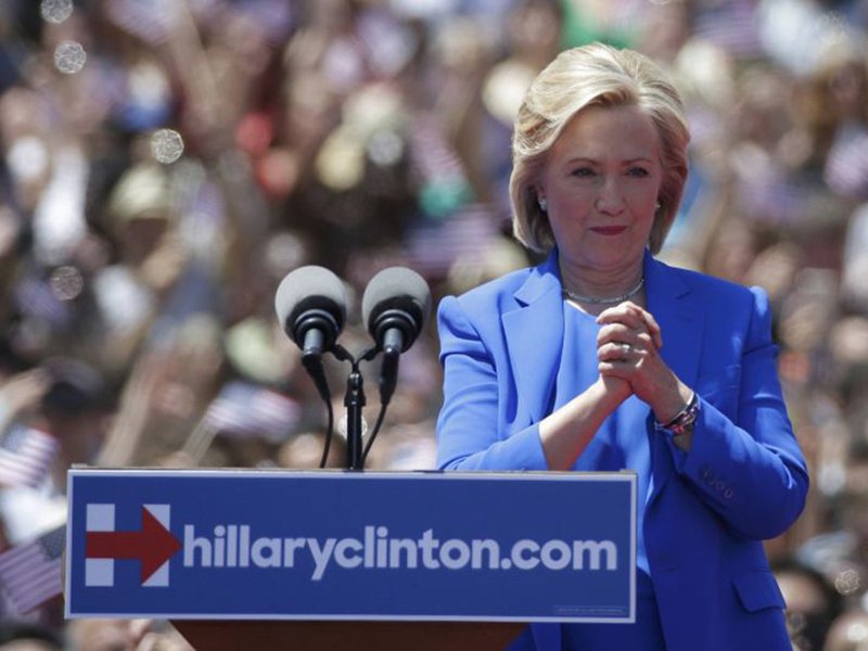 Favorita à nomeação democrata para as eleições presidenciais dos EUA, ex-secretária de Estado prometeu ajudar operários a colherem as recompensas do trabalho duro, no primeiro grande ato público da sua campanha à Casa Branca; chamando a si mesma de defensora do americano comum, Hillary prometeu fazer "a economia funcionar para o americano do dia a dia, não apenas aqueles no topo"; ex-primeira-dama, que tenta ser a primeira presidente mulher dos Estados Unidos, alardeou seu histórico em direitos das mulheres e falou sobre a educação difícil da sua mãe