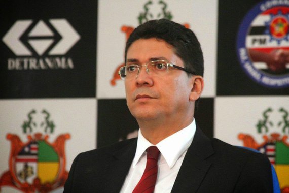 O secretário de Segurança Pública do Maranhão, Jefferson Portela, disse que R$ 300 milhões provenientes do BNDES contraídos no governo Roseana Sarney desapareceram; "O governo Roseana contraiu um empréstimo de R$ 3,2 bilhões do BNDES para obras em 217 municípios. A SSP dispensou a equipe técnica encarregada de acompanhar as obras com estes recursos. A informação é que não se sabe onde foram aplicados R$ 300 milhões destinados a investimentos na Secretaria de Segurança", afirmou 
