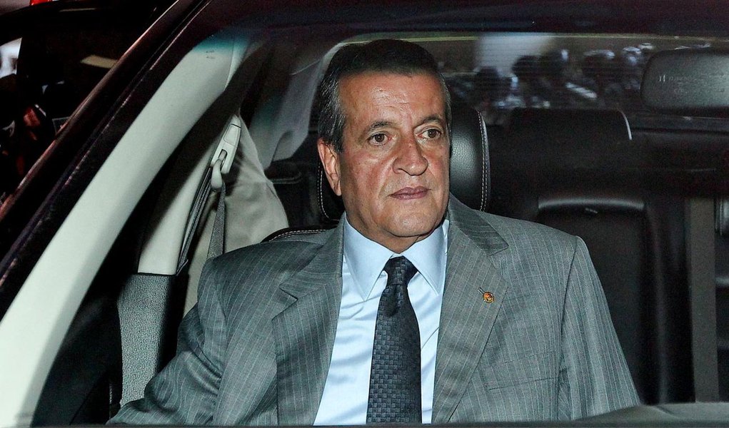 Ex-deputado federal Valdemar Costa Neto, condenado a sete anos e dez meses de prisão na Ação Penal 470, recebeu nesta terça (11) autorização da Justiça do Distrito Federal para cumprir o resto da pena em casa; Valdemar compareceu a uma audiência na Vara de Execuções das Penas e Medidas Alternativas (Vepema), onde assinou termo de compromisso para iniciar o cumprimento da pena em regime aberto