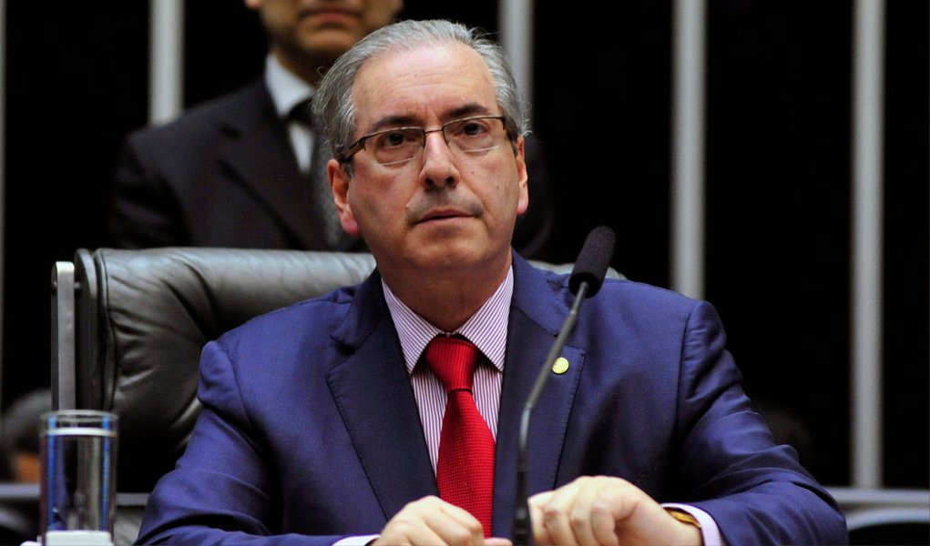 O presidente da Câmara, Eduardo Cunha (PMDB-RJ), fechou nesta terça (16) um acordo com os tucanos para aprovar a redução da maioridade penal no Brasil de 18 para 16 anos; com o apoio de pelo menos outros seis partidos, a adesão à proposta foi selada em um almoço na residência oficial do presidente da Câmara; ela deve ser aprovada nesta quarta (17) na comissão especial da Casa e, na próxima semana, será levada a votação no plenário da Câmara