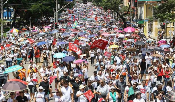 O governo Beto Richa (PSDB) reconhece a dívida com educadores, mas diz pagar o terço de férias somente no dia 31 de março; a categoria desconfia da promessa, pois, em acordos anteriores, o tucano não cumpriu com o combinado; “Eles querem nos calar agora, voltamos e quando chegar a data limite começa tudo de novo, não pagam, sem licenças", disse a professora Janne Cibelle de Oliveira; manifestação de professores contou com apoio de outras categorias de servidores que também apresentaram reivindicações a governador tucano