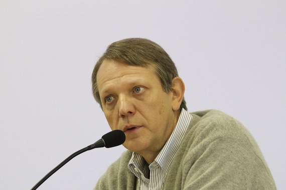 Cientista político André Singer, que foi porta-voz de Lula, reforça coro da esquerda petista, que não viu com bons olhos a alta dos juros após as eleições e a possível indicação de um nome de mercado para o ministério da Fazenda; "A presidente parece não ter percebido que os dizeres contam e que o preço de afirmar uma coisa e fazer outra é muito maior do que parece", diz ele