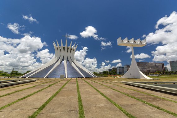 Um dos monumentos mais conhecidos da capital federal, a Catedral Metropolitana de Brasília completa 45 anos neste domingo, 31; projetada pelo arquiteto Oscar Niemeyer, e localizada na Esplanada dos Ministérios, a construção tem 16 pilares em curvas, cujo formato se assemelha a mãos voltadas para o alto, em sinal de súplica, e guarda um acervo extenso de obras de artistas consagrados; construída em dois anos, foi finalizada em 1960, porém, inaugurada apenas dez anos depois; suas formas e características únicas fazem da Catedral um dos principais cartões postais da cidade