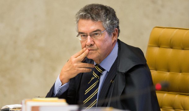 Um dos inquéritos abertos pelo STF para investigar parlamentares citados na investigação foi redistribuído para o ministro Marco Aurélio; com a mudança, o inquérito contra o deputado federal Arthur Lira (PP-AL) e o senador Benedito de Lira (PP-AL) sai da relatoria do ministro Teori Zavascki; o ministro Teori Zavascki continua como relator dos demais inquéritos da Lava Jato no Supremo