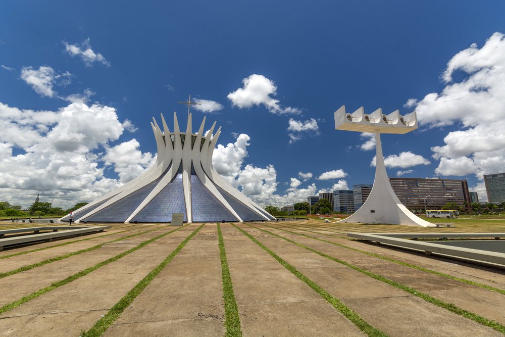 Um dos monumentos mais conhecidos da capital federal, a Catedral Metropolitana de Brasília completa 45 anos neste domingo, 31; projetada pelo arquiteto Oscar Niemeyer, e localizada na Esplanada dos Ministérios, a construção tem 16 pilares em curvas, cujo formato se assemelha a mãos voltadas para o alto, em sinal de súplica, e guarda um acervo extenso de obras de artistas consagrados; construída em dois anos, foi finalizada em 1960, porém, inaugurada apenas dez anos depois; suas formas e características únicas fazem da Catedral um dos principais cartões postais da cidade