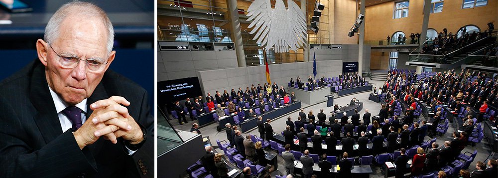 O Parlamento da Alemanha aprovou nesta sexta-feira, 17, a extensão do resgate da Grécia; votação na Bundestag era o único grande obstáculo parlamentar para uma extensão de quatro meses ao programa de resgate para o país mais endividado no bloco de moeda única; ministro de Finanças alemão, Wolfgang Schaeuble, havia pedido ao Parlamento senso de responsabilidade para a Europa; "Nós alemães deveríamos fazer tudo para manter a Europa unida o máximo que pudermos e mantê-la unida de novo e de novo", disse Schaeuble