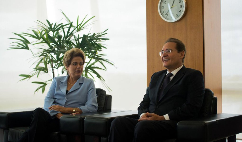 Segundo a colunista Natuza Nery, presidente Dilma Rousseff fez uma defesa enfática do governo no julgamento das pedaladas; ela disse ao presidente do Senado, Renan Calheiros (PMDB), que as manobras têm por base uma norma do Banco Central que sempre foi aprovada pelo tribunal; ela também desabafou sobre a crise política e lamentou até os problemas de saúde da mãe, Dilma Jane