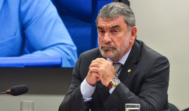 O relatório do deputado Laerte Bessa (PR-DF) sobre a redução da maioridade penal (Proposta de Emenda à Constituição 171/93) deve ser apresentado nesta quarta (10); embora o parlamentar ainda não tenha apresentado o texto oficialmente, uma versão do texto circulou na reunião da Frente Parlamentar da Segurança Pública, que reduz a maioridade penal de 18 para 16 anos e prevê a realização de um referendo nas próximas eleições, caso a proposta seja aprovada pelo Congresso; “Nós estamos fazendo a mudança no texto constitucional, todos os ajustes a serem feitos vêm depois”, disse o relator, que defende que o texto da PEC seja simples e objetivo