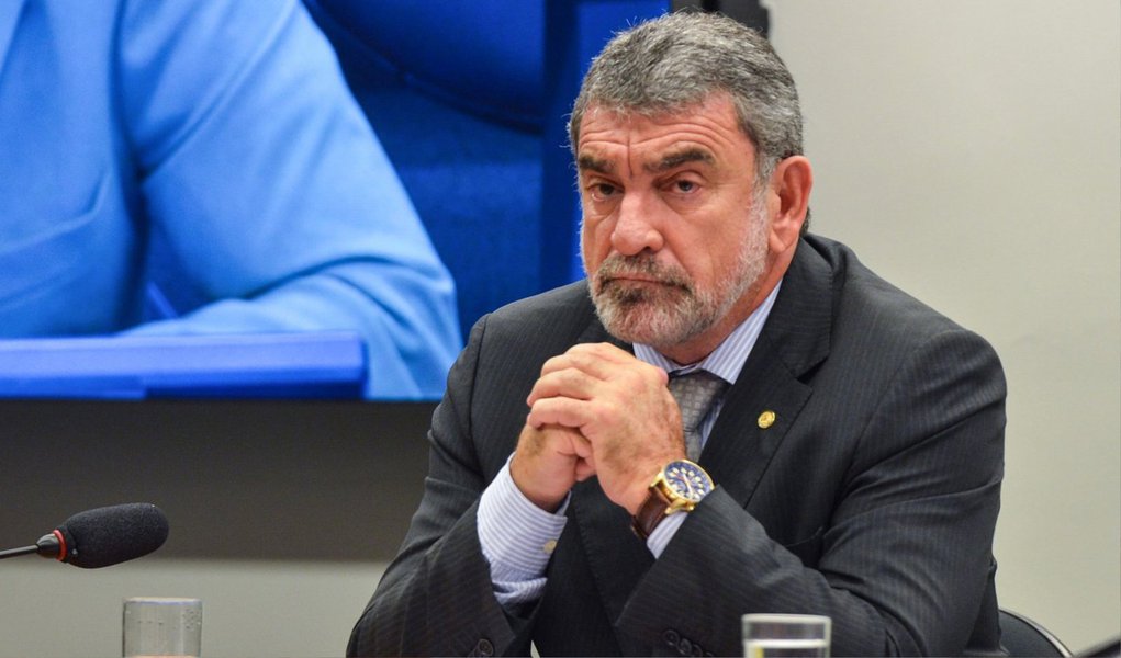 O relatório do deputado Laerte Bessa (PR-DF) sobre a redução da maioridade penal (Proposta de Emenda à Constituição 171/93) deve ser apresentado nesta quarta (10); embora o parlamentar ainda não tenha apresentado o texto oficialmente, uma versão do texto circulou na reunião da Frente Parlamentar da Segurança Pública, que reduz a maioridade penal de 18 para 16 anos e prevê a realização de um referendo nas próximas eleições, caso a proposta seja aprovada pelo Congresso; “Nós estamos fazendo a mudança no texto constitucional, todos os ajustes a serem feitos vêm depois”, disse o relator, que defende que o texto da PEC seja simples e objetivo