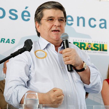 Após denúncias de corrupção divulgadas por meio de delação premiada do ex-diretor da Petrobras Paulo Roberto Costa, presidente estuda demitir Sergio Machado, que comanda a Transpetro, braço de logística da estatal; ele foi citado por Costa como uma das pessoas envolvidas em esquema de corrupção na companhia