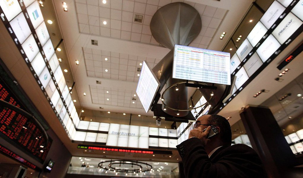 Ibovespa fechou em alta de 2,42%, a 51.940 pontos no último pregão antes das eleições depois de perder 9% em três sessões; dia foi agitado, com Veja contra Dilma e Lula e pesquisa Sensus dando Aécio 9 pontos à frente da presidente