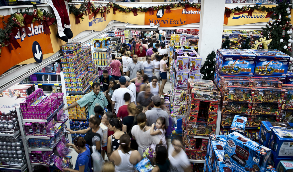 A Pesquisa Mensal de Comércio (PMC), divulgada pelo IBGE, mostra que o volume de vendas do comércio varejista, em maio, recuou -0,9% na comparação com abril e -4,5% em relação a maio de 2014; para a Confederação Nacional do Comércio de Bens, Serviços e Turismo (CNC), o crédito mais caro, cuja taxa de juros situa-se no patamar mais elevado em quatro anos, aliado à persistência da inflação e à deterioração do emprego e da renda, provocaram a desaceleração acentuada do setor