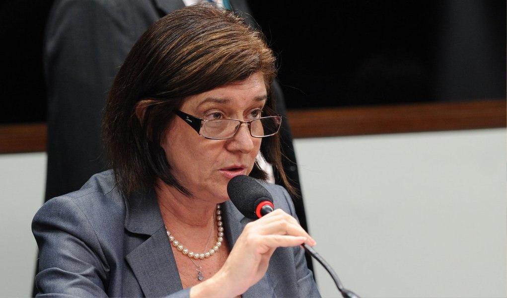 A diretora-geral da Agência Nacional de Petróleo, Gás Natural e Biocombustíveis (ANP), Magda Chambriard, disse hoje (11), em audiência pública na Câmara dos Deputados, que a agência reguladora jamais recebeu solicitação da Petrobras para construir as refinarias Premium I e Premium II, no Maranhão e Ceará, respectivamente; "Nem Premium I, nem Premium II. Nenhuma das duas jamais recebeu a solicitação de construção. Essa solicitação jamais foi submetida à ANP", disse ela 