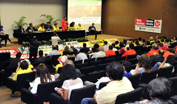 Em ato público na Câmara promovido pela Frente Parlamentar Mista em Defesa da Petrobras, deputados, senadores e representantes de movimentos sociais se posicionaram contra o projeto de lei (PLS 131/15), do senador José Serra (PSDB-SP), que permite uma maior participação de empresas multinacionais na exploração do pré-sal; parlamentares estão preocupados com a redução dos recursos para a Educação