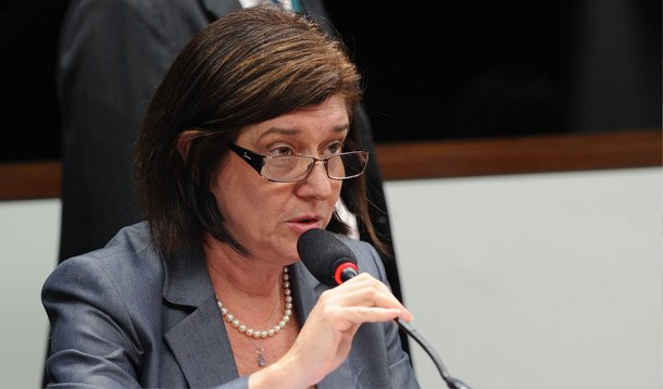 A diretora-geral da Agência Nacional de Petróleo, Gás Natural e Biocombustíveis (ANP), Magda Chambriard, disse hoje (11), em audiência pública na Câmara dos Deputados, que a agência reguladora jamais recebeu solicitação da Petrobras para construir as refinarias Premium I e Premium II, no Maranhão e Ceará, respectivamente; "Nem Premium I, nem Premium II. Nenhuma das duas jamais recebeu a solicitação de construção. Essa solicitação jamais foi submetida à ANP", disse ela 
