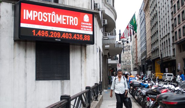 O Impostômetro, painel instalado no centro de São Paulo e que apresenta o valor total de impostos pagos pelos brasileiros e destinados à União, aos estados e aos municípios, alcançou hoje R$ 1,8 trilhão; o total foi considerado um recorde, segundo a Associação Comercial de São Paulo, criadora do painel