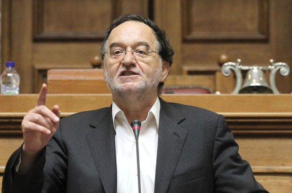 A ala mais à esquerda dentro do Syriza anunciou a criação de um novo partido chamado Unidade Popular, rompendo com a então legenda governista da Grécia; a formação ocorre um dia após o primeiro-ministro, Alexis Tsipras, anunciar eleições antecipadas e sua renúncia ao cargo; com 25 deputados, a legenda será liderada pelo ex-ministro de Energia, Panagiotis Lafazanis, um dos principais críticos às negociações entre Tsipras e os credores europeus para o terceiro programa de resgate