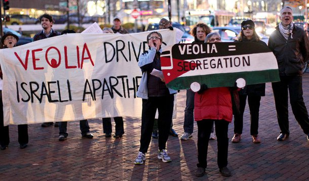 Segundo Mahmoud Nawajaa, coordenador-geral do Comitê Nacional Palestino de BDS - Boicotes, Desinvestimento e Sanções, movimento não promove o boicote a indivíduos, mas a instituições conectadas com as políticas ilegais de Israel; eles pedem o fim da ocupação dos territórios palestinos e o desmonte do muro; direitos iguais para os palestinos cidadãos de Israel; e o respeito e promoção do direito de retorno dos refugiados palestinos