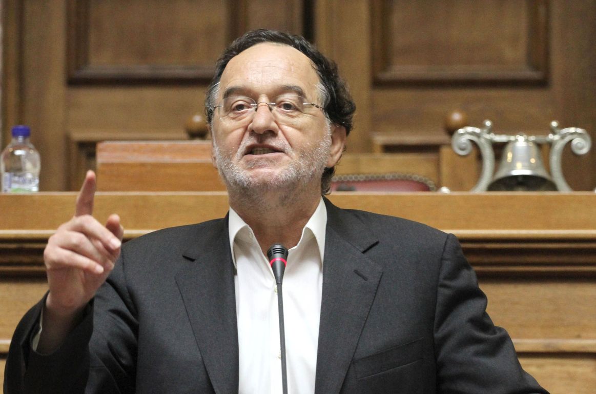 A ala mais à esquerda dentro do Syriza anunciou a criação de um novo partido chamado Unidade Popular, rompendo com a então legenda governista da Grécia; a formação ocorre um dia após o primeiro-ministro, Alexis Tsipras, anunciar eleições antecipadas e sua renúncia ao cargo; com 25 deputados, a legenda será liderada pelo ex-ministro de Energia, Panagiotis Lafazanis, um dos principais críticos às negociações entre Tsipras e os credores europeus para o terceiro programa de resgate