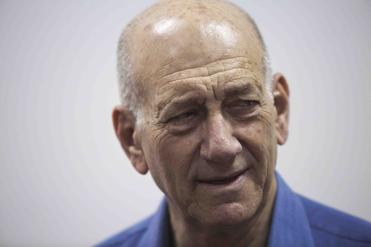 Former Israeli Prime Minister Ehud Olmert appears in Jerusalem District Court May 25,2015. Olmert was sentenced on Monday eight months in jail for accepting illegal payments from a U.S. businessman, having previously been given a six-year term in a separa