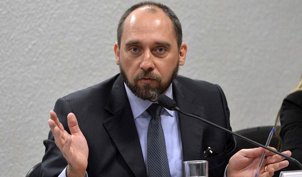 Ministro da Advocacia-Geral da União, Luís Inácio Adams, acredita que o acordo facilitaria, na operação Lava Jato, a recuperação de recursos desviados e também o combate à corrupção; "É um caminho mais eficiente do que fechar a empresa e tentar correr atrás do prejuízo (no futuro)", argumentou