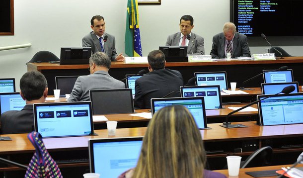 Procurador federal Frederico Paiva, responsável pelas investigações da Operação Zelotes, disse que a CPI instalada na semana passada no Senado e o MPF vão trabalhar em uma via de mão dupla nas investigações sobre irregularidades no Conselho Administrativo de Recursos Fiscais (Carf); procurador esclareceu que o Senado terá dois papéis: buscar provas para responsabilizar os envolvidos e discutir o atual modelo do Carf