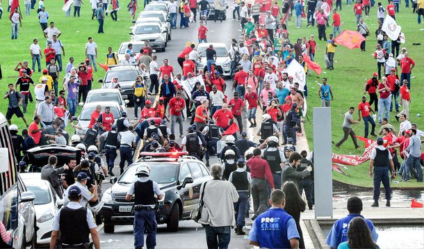 Manifestantes de centrais sindicais contra o projeto de terceirizações entraram em confronto com a Polícia Militar, em Brasília; um pequeno grupo bloqueou o acesso de veículos à entrada da Câmara dos Deputados; pessoas vestidas com uniforme da CUT deram bandeiradas em PMs, que revidaram com spray de pimenta e golpes de cassetete; um manifestante ficou com a cabeça ferida com confronto