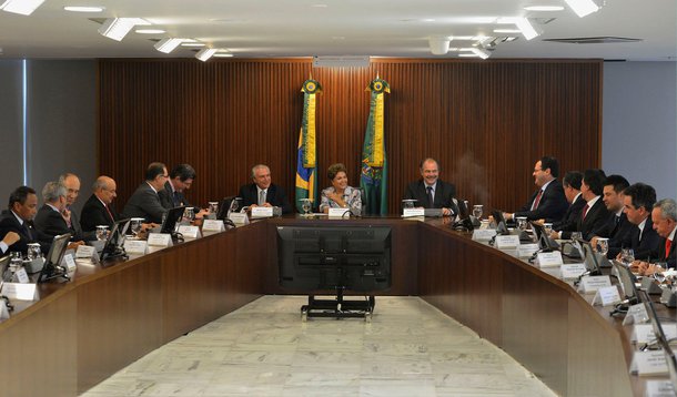 Durante reunião com a presidente Dilma Rousseff, os presidentes e líderes de partidos da base aliada no Congresso concordaram em reafirmar o compromisso com o ajuste fiscal que o governo vem promovendo; de acordo com o ministro-chefe da Casa Civil, Aloizio Mercadante, as lideranças se comprometeram a redigir um documento se manifestando favoravelmente às medidas econômicas editadas pelo Executivo e que tramitam no Congresso Nacional; segundo ele, para além da aprovação na Câmara e no Senado das medidas provisórias e dos projetos de lei enviados pelo governo sobre o tema, há a necessidade de o Congresso não aprovar proposições que não impliquem em gastos adicionais à União