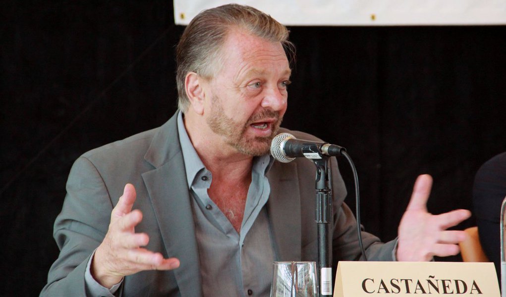 Ex-chanceler mexicano Jorge Castañeda contradiz a jornalista Tatiana Farah, do jornal ‘O Globo’: “Quando a economia brasileira começou a estagnar, a imprensa internacional passou a dizer que a nova potência da América Latina seria o México. Isso é um pouco falso. O Brasil continua recebendo muito mais investimento estrangeiro que o México”