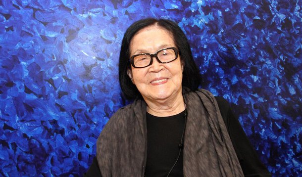 Ela estava internada no Hospital Sírio-Libanês desde o último dia 2 para tratar de uma pneumonia; momentos antes de receber alta, na terça-feira 10, Tomie Ohtake teve de ser levada às pressas para a UTI depois de sofrer uma broncoaspiração, comprometendo as batidas do coração; embora tenha nascido em Kioto, no Japão, em 21 de novembro de 1913, ela vivia há mais tempo no Brasil; em 1936 naturalizou-se brasileira