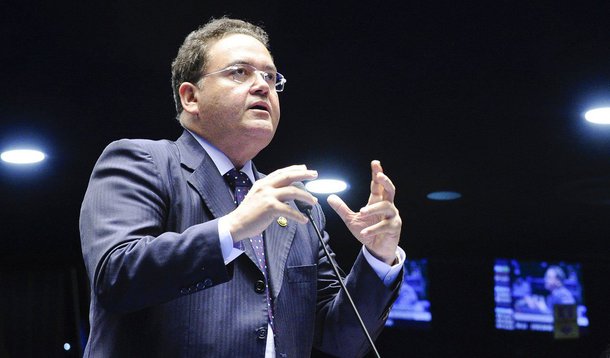 Após fusão com o PPS ser rejeitada pelo PSB, Roberto Rocha se isola ainda mais no partido que o acolheu; o senador é minoria na legenda e se articulava pela fusão para assumir, ao lado do filho, vereador Roberto Rocha Jr, e da deputada federal Eliziane Gama, o comando da nova sigla no Maranhão; segundo fontes, o racha agora partiu para o plano B na tentativa de realizar o desejo de ser governador do Maranhão; a estratégia do ex-tucano é voltar para PSDB, provocar um racha na aliança com o PCdoB e enfrentar o governador Flávio Dino nas eleições de 2018