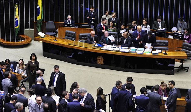 O presidente da Câmara dos Deputados, Eduardo Cunha (PMDB-RJ), negou que esteja negociando um proposta alternativa em relação ao texto que tramita na Casa visando reduzir a maioridade penal de 18 para 16 anos; ainda segundo o parlamentar, a sessão que irá analisar a matéria será feita a portas fechadas para evitar manifestações de setores contrários à redução da maioridade penal