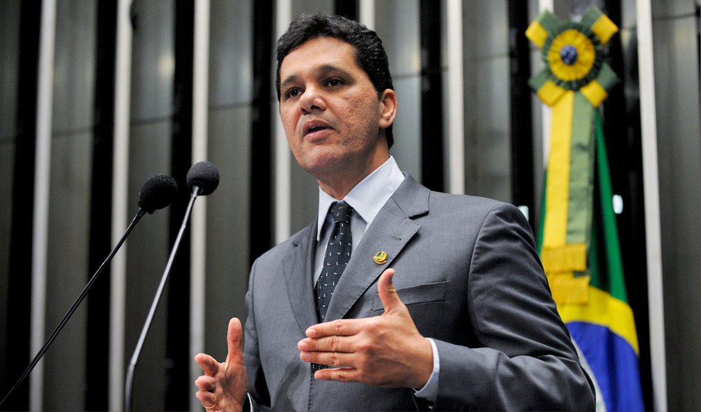 A Comissão de Constituição, Justiça e Cidadania (CCJ) pode votar nesta quarta-feira (13) projeto de decreto legislativo que acaba com a possibilidade de a Petrobras fazer licitação simplificada para aquisição de produtos e serviços;  proposta é de iniciativa do senador Ricardo Ferraço (PMDB-ES) e tem parecer favorável do relator, senador Ronaldo Caiado (DEM-GO); no entendimento de Ferraço, este decreto é inconstitucional por fixar novos direitos, obrigações e até penalidades ao estabelecer o Regulamento do Procedimento Licitatório Simplificado da Petrobras