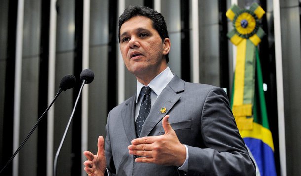 A Comissão de Constituição, Justiça e Cidadania (CCJ) pode votar nesta quarta-feira (13) projeto de decreto legislativo que acaba com a possibilidade de a Petrobras fazer licitação simplificada para aquisição de produtos e serviços;  proposta é de iniciativa do senador Ricardo Ferraço (PMDB-ES) e tem parecer favorável do relator, senador Ronaldo Caiado (DEM-GO); no entendimento de Ferraço, este decreto é inconstitucional por fixar novos direitos, obrigações e até penalidades ao estabelecer o Regulamento do Procedimento Licitatório Simplificado da Petrobras