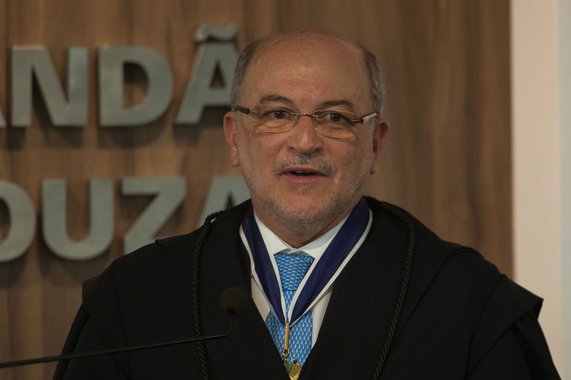 Presidente do Tribunal de Contas da União (TCU), o ministro Aroldo Cedraz votou em dois processos em que sócios de seu filho Tiago Cedraz eram advogados de defesa das partes interessadas; ele não se declarou impedido numa votação em plenário em 12 de novembro de 2014 e em votação na 2ª Câmara do TCU em 26 de agosto do mesmo ano; Tiago Cedraz foi citado na delação premiada do dono da construtora UTC, Ricardo Pessoa, segundo fontes com acesso às investigações em curso no STF; há suspeita de venda de informações privilegiadas do tribunal