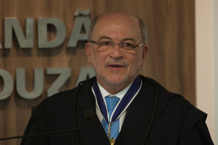 Presidente do Tribunal de Contas da União (TCU), o ministro Aroldo Cedraz votou em dois processos em que sócios de seu filho Tiago Cedraz eram advogados de defesa das partes interessadas; ele não se declarou impedido numa votação em plenário em 12 de novembro de 2014 e em votação na 2ª Câmara do TCU em 26 de agosto do mesmo ano; Tiago Cedraz foi citado na delação premiada do dono da construtora UTC, Ricardo Pessoa, segundo fontes com acesso às investigações em curso no STF; há suspeita de venda de informações privilegiadas do tribunal