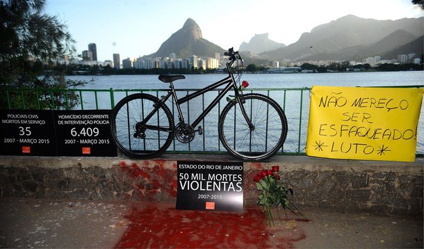 Sentença da juíza Michelle de Gouvêa Pestana Sampaio, da Vara da Infância e da Juventude da Capital, absolve o segundo menor e condena o primeiro e o terceiro, acusados de envolvimento no crime; o defensor público Fabio Schwartz, que assiste ao terceiro menor, explicou que o próprio Ministério Público pediu a improcedência do pedido, alegando falta de provas; ele disse que, "a testemunha ocular dos fatos não reconheceu o terceiro menor. Ela reconhece apenas o primeiro, categoricamente"