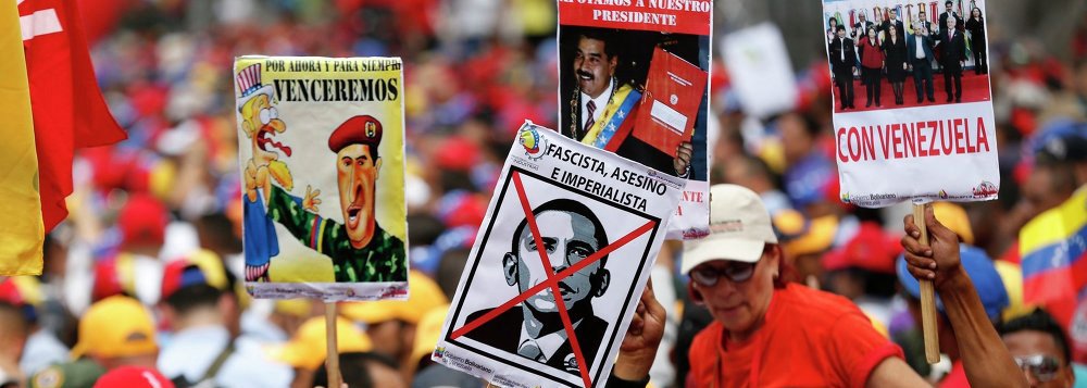 Mais de 1 milhão de venezuelanos assinaram pedido para que o presidente dos Estados Unidos, Barack Obama, anule decreto recente no qual considera a Venezuela "uma ameaça extraordinária e inusitada para a segurança nacional" norte-americana; coleta de assinaturas faz parte da campanha iniciada pelo presidente venezuelano, Nicolás Maduro, denominada "A Venezuela não é uma ameaça, é esperança"