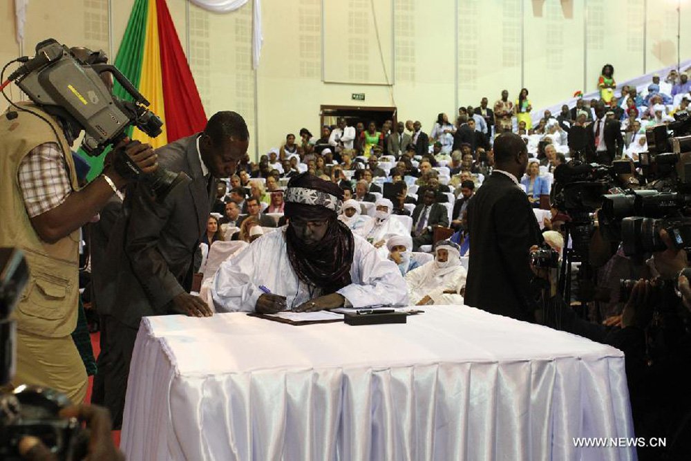 A Coordenação dos Movimentos de Azawad (CMA), que integra os principais grupos rebeldes do norte do Máli, assinou com o governo do país um acordo para a paz e a reconciliação considerado histórico; acordo tem como objetivo o regresso da estabilidade ao norte do país, região desértica dominada pelos tuaregues, que nos últimos anos passaram a conviver com militares islâmicos ligados à Al-Qaeda
