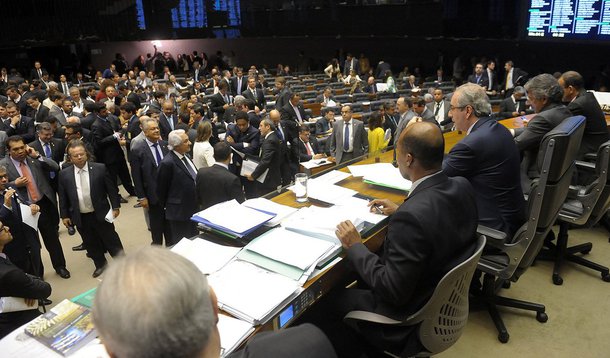 Foram 420 votos a favor, 30 contra e 1 abstenção; entre os temas aprovados estão o fim da reeleição, a possibilidade de empresas doarem a partidos políticos, o voto obrigatório, a manutenção do sistema proporcional e das coligações para o Legislativo; Pessoas físicas podem doar para a legenda e para o candidato. Ficou mantida a distribuição de recursos do Fundo Partidário e serão ainda definidos os limites de gastos e de doações
